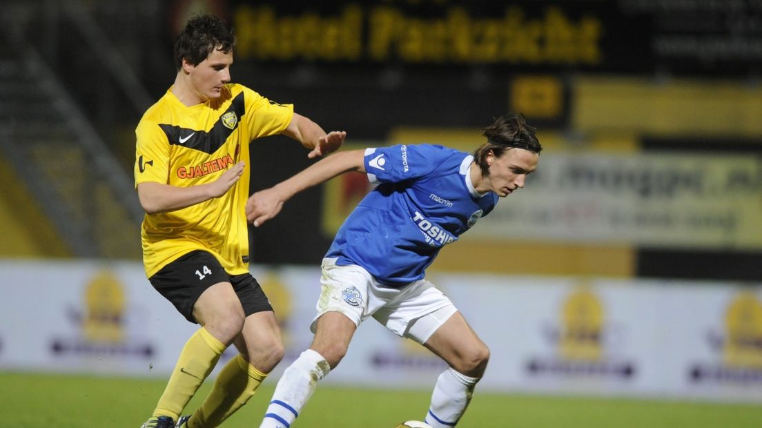 Tom Overtoom (l) in actie voor SC Veendam tegen DC den Bosch speler Jelle de Bock.