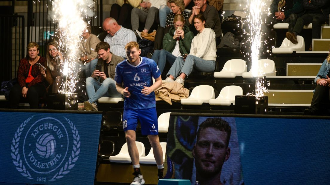 Luuk Hofhuis komt het veld op