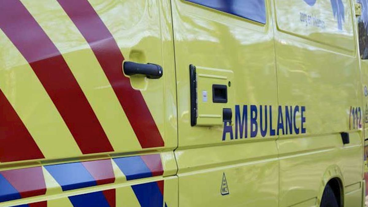 Man zakt in Heemserveen door dak