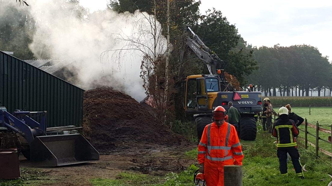 Op de Leestenseweg in Zutphen staat een mesthoop in brand. Volgens de brandweer gaat het om 200 vierkante meter mest. De brand is meester maar het nablussen gaat nog lang duren.