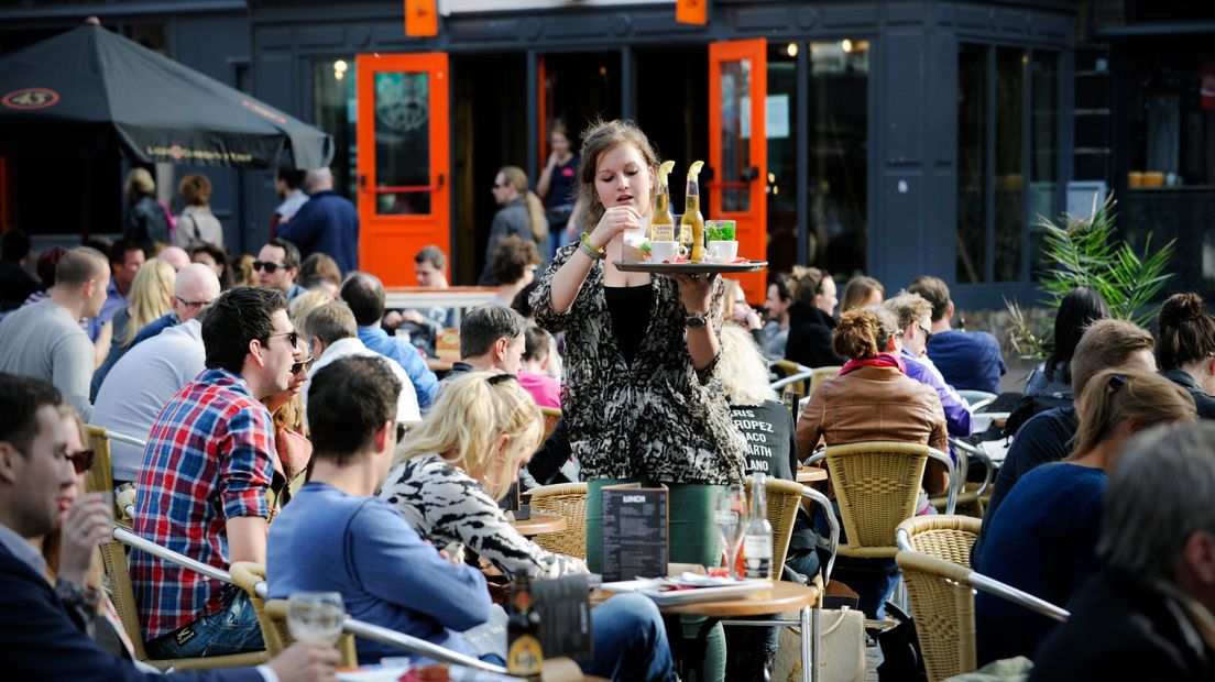 Volle terrassen in Nijmegen, voor de coronacrisis.