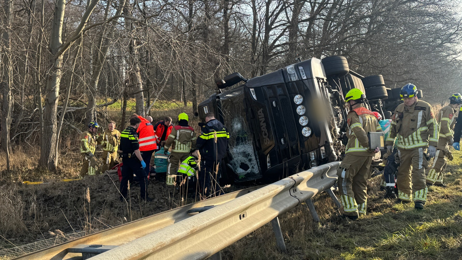 Vrachtwagen gekanteld op A2: traumahelikopter geland.