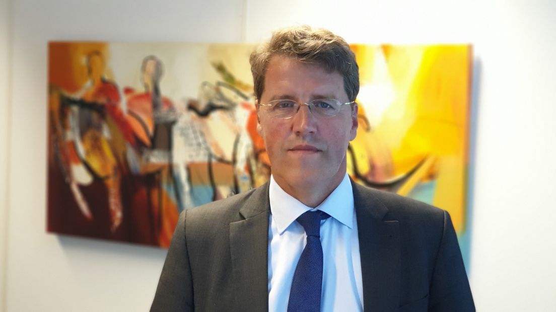 Burgemeester Van Oosterhout merkt ook de gevolgen van het tekort (Rechten: RTV Drenthe/Dylan de Lange)