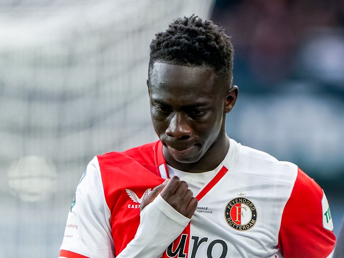 Feyenoord-aanvaller Yankuba Minteh druipt af na zijn rode kaart in de bekerfinale tegen NEC
