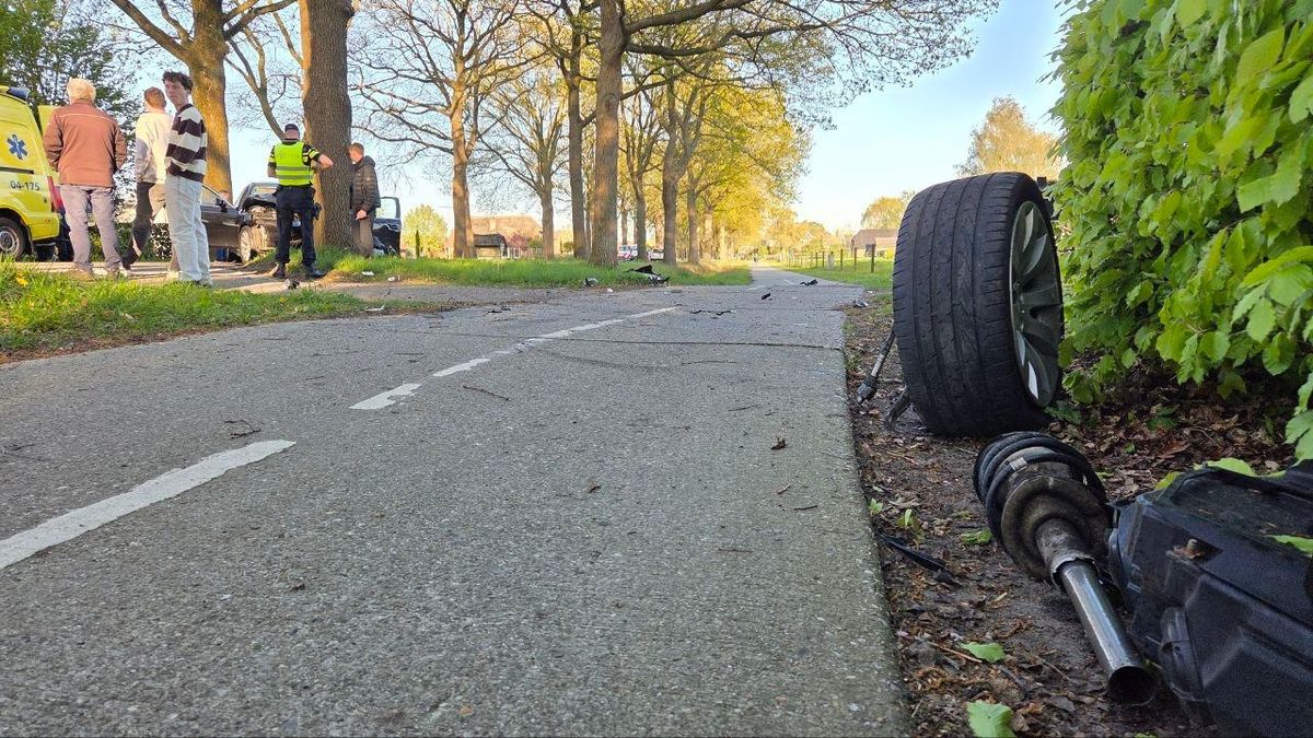 Persoon met spoed naar ziekenhuis na crash tegen bomen in Lemelerveld