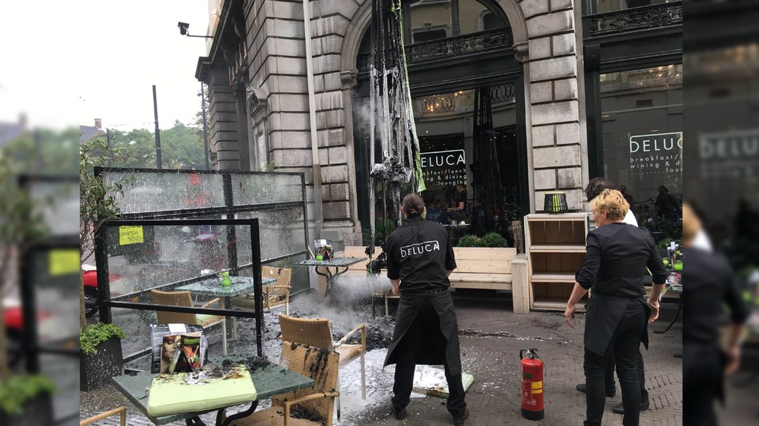 Parasol in brand bij De Luca bij de Passage