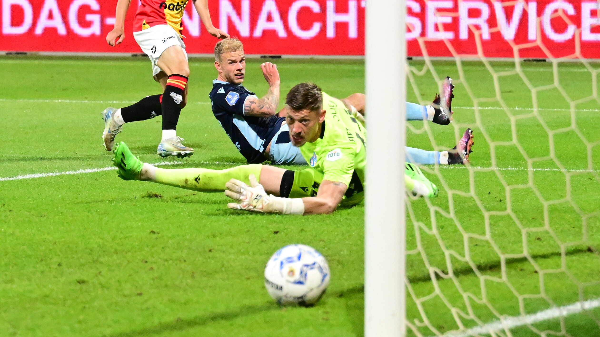 Noppert grijpt naast de bal