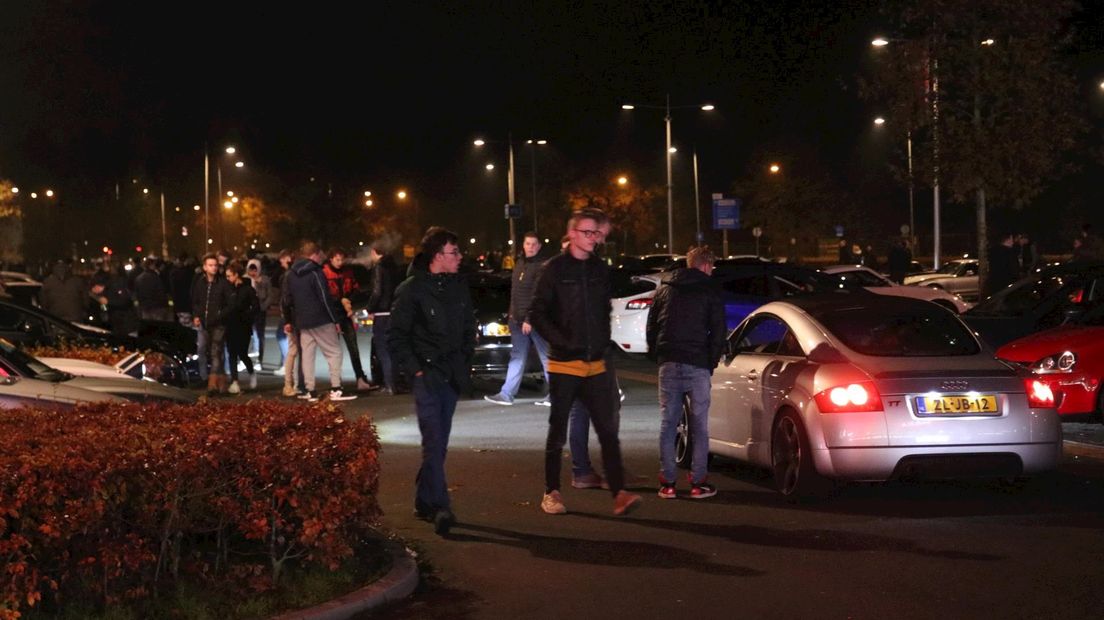 Tientallen auto's komen naar illegale car meeting Deventer