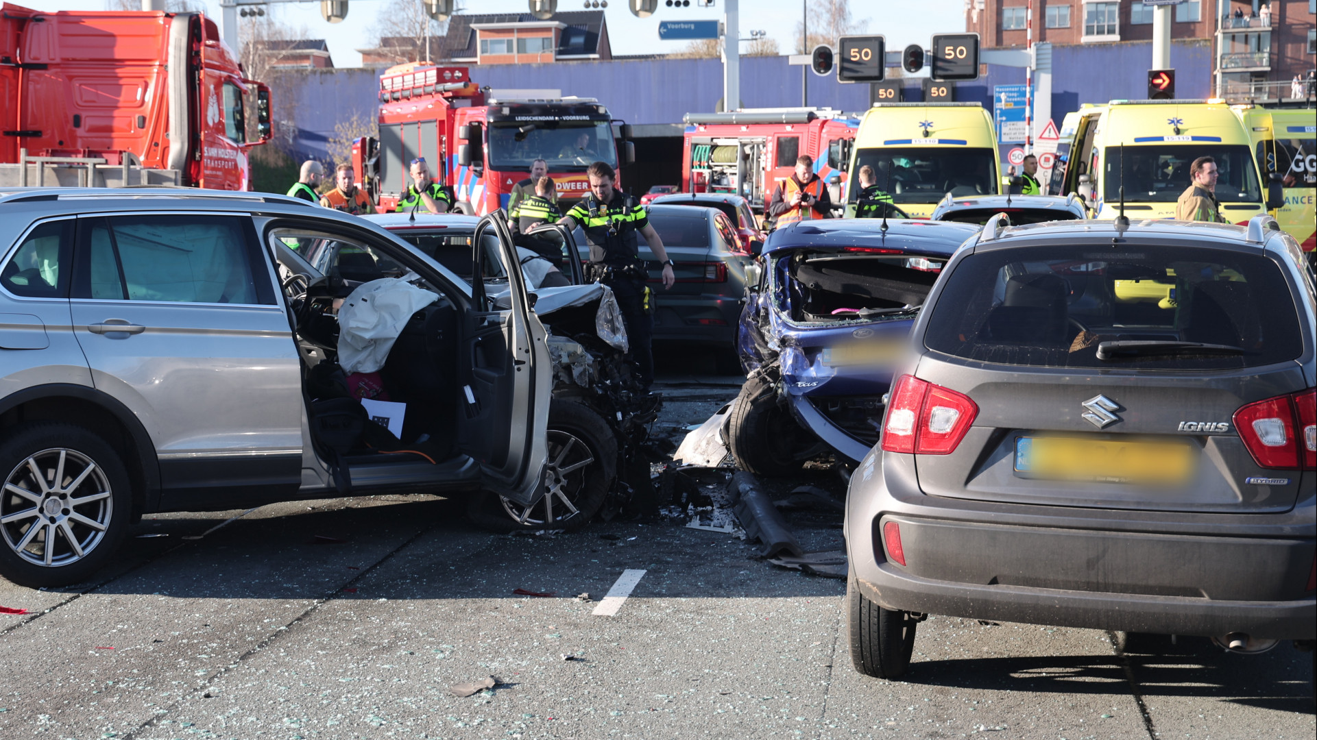 Drie gewonden naar ziekenhuis na grote kettingbotsing.