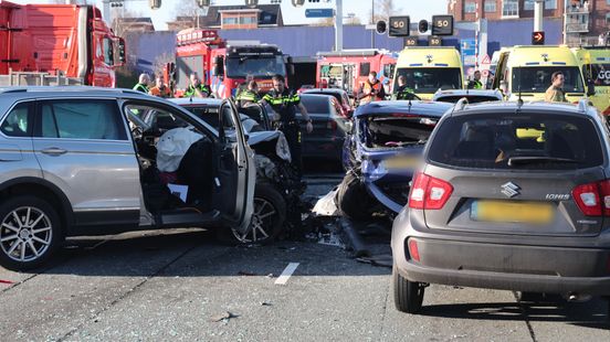 Drie gewonden naar ziekenhuis na grote kettingbotsing. Drie gewonden naar ziekenhuis na grote kettingbotsing.