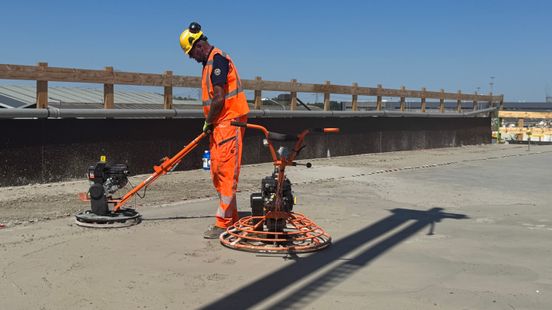 Sommige bouwvakkers werken ook in deze periode gewoon door, mét koelvest Home