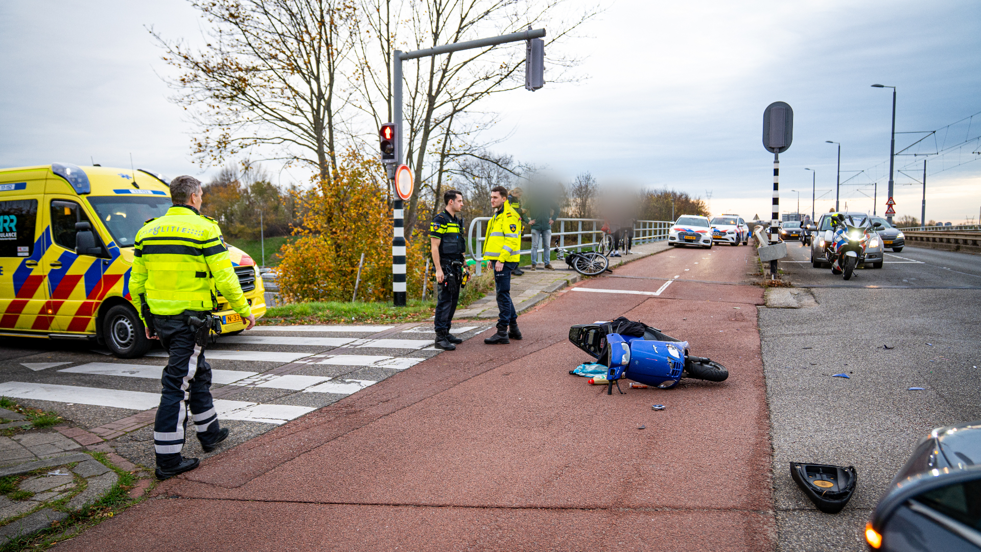 Scooterrijder naar het ziekenhuis na botsing met auto • Auto belandt in berm na botsing.