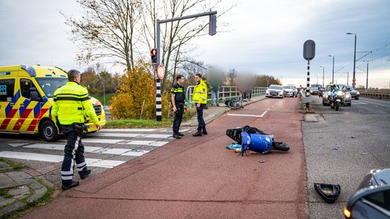 Scooterrijder naar het ziekenhuis na botsing met auto • Auto belandt in berm na botsing. Scooterrijder naar het ziekenhuis na botsing met auto • Auto belandt in berm na botsing.