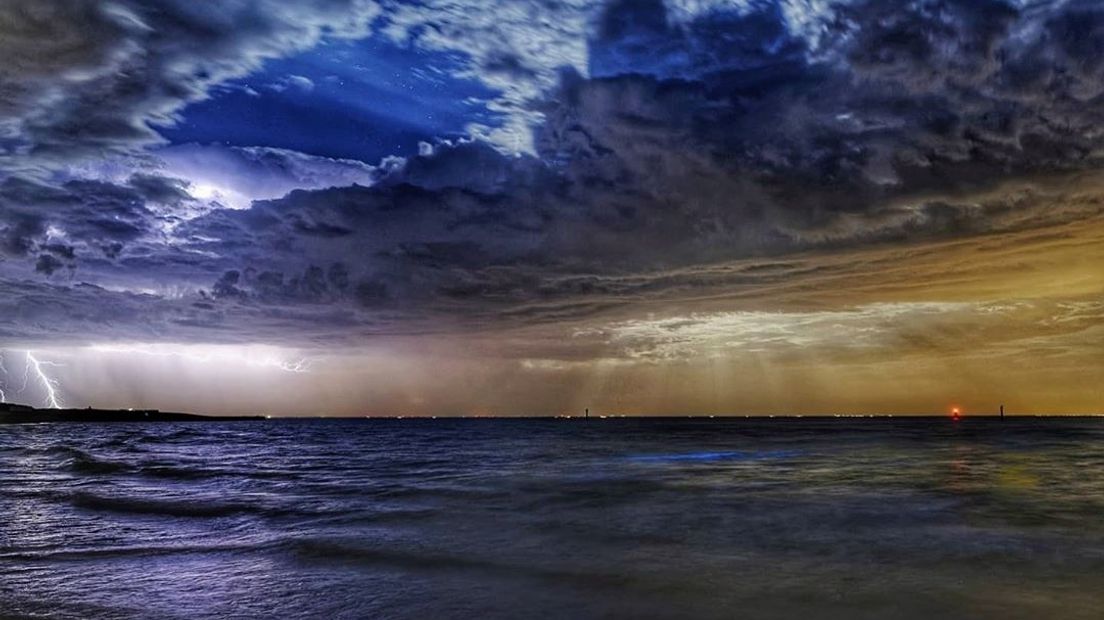 Zeevonk en onweer voor de kust van Westkapelle