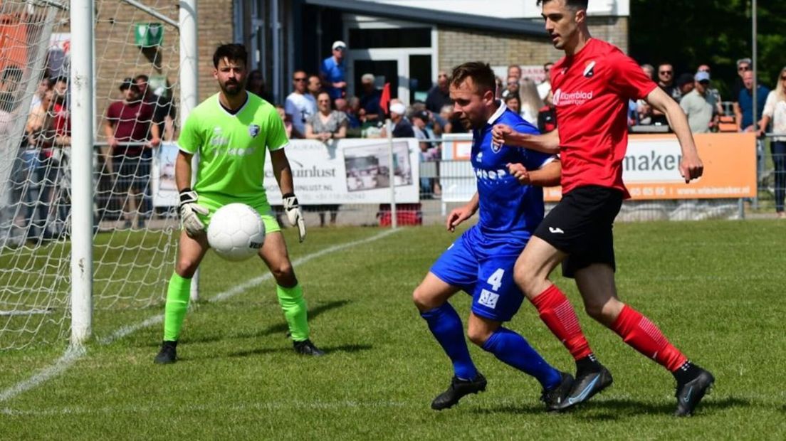 Thomas de Rijke namens RCS in actie tegen FC Axel