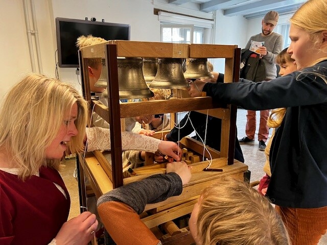 Bezoekers bouwen en bespelen zelf een kleine beiaard in Middelburg