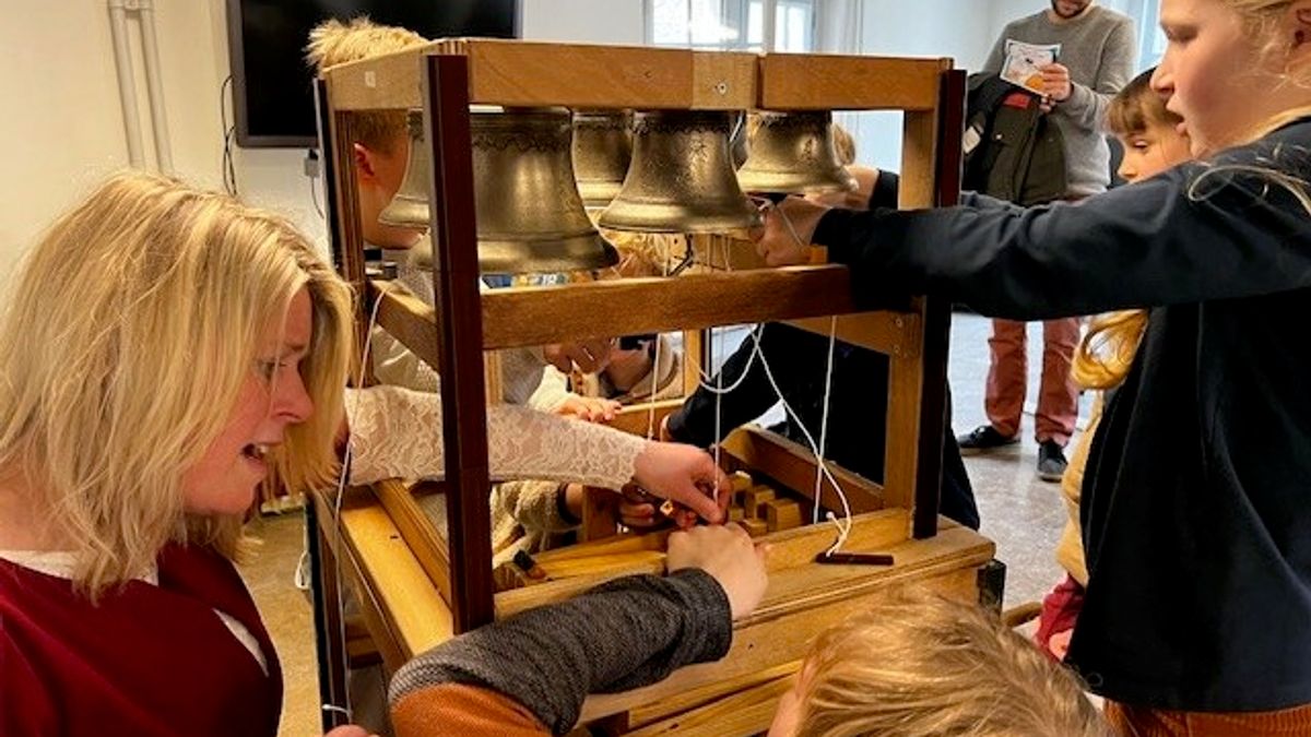 Bezoekers bouwen en bespelen zelf een kleine beiaard in Middelburg