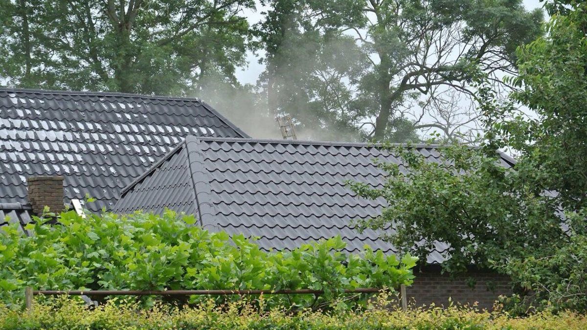 Woningbrand in Vinkenbuurt, bewoner met brandwonden naar ziekenhuis