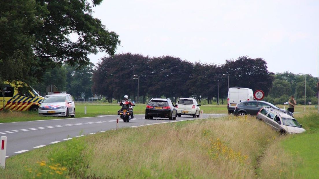 Auto belandt in de sloot