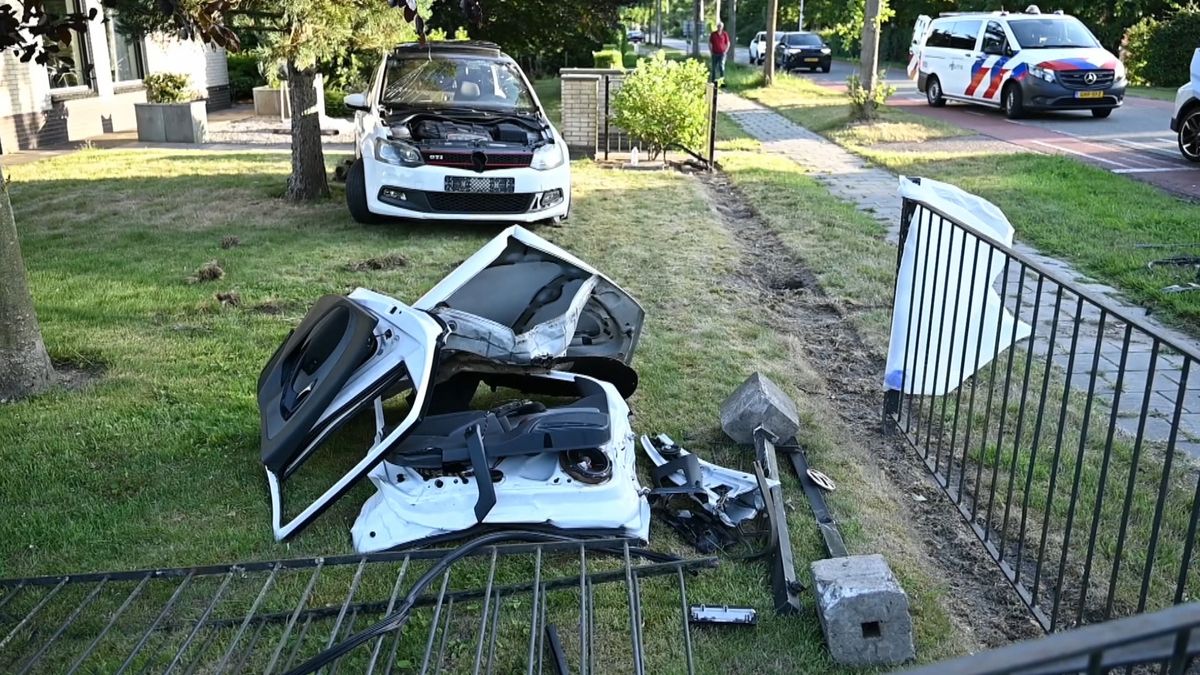 Automobilist knalt door tuinhek van Riet in Rockanje