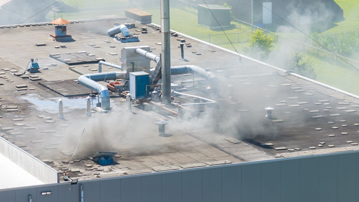Schade aan De Fetzepomp in Dokkum na brand | Deel van Leeuwarden zat bijna twee uur zonder stroom