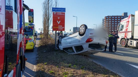Bestuurder onder invloed belandt op zijn kop na botsing | Gewapende overval op maaltijdbezorger. Bestuurder onder invloed belandt op zijn kop na botsing | Gewapende overval op maaltijdbezorger.