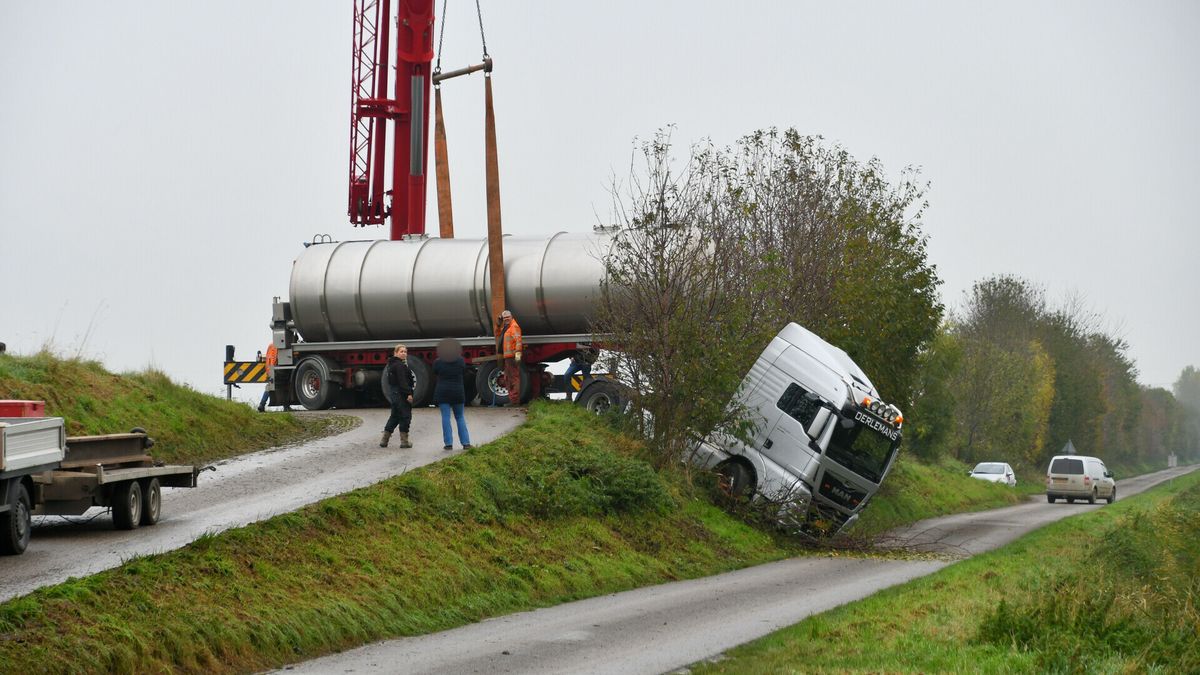 Vrachtwagen rijdt van dijk bij Rilland