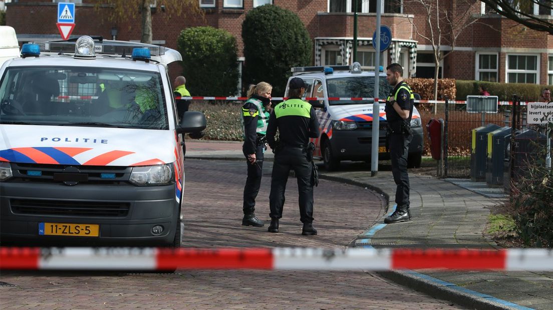 De politie doet onderzoek na een overval op de Von Geusaustraat in Voorburg