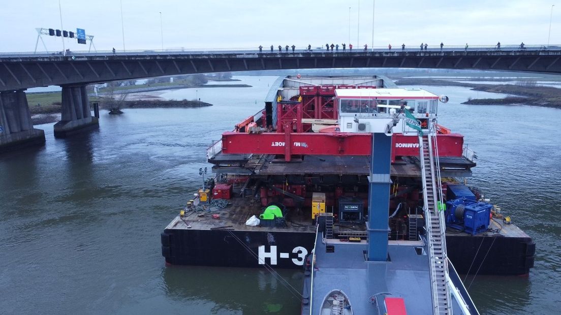 Net klein genoeg om erdoor te passen: maandagochtend ging de versneden Lekbrug onder de Jan Blankenbrug door.