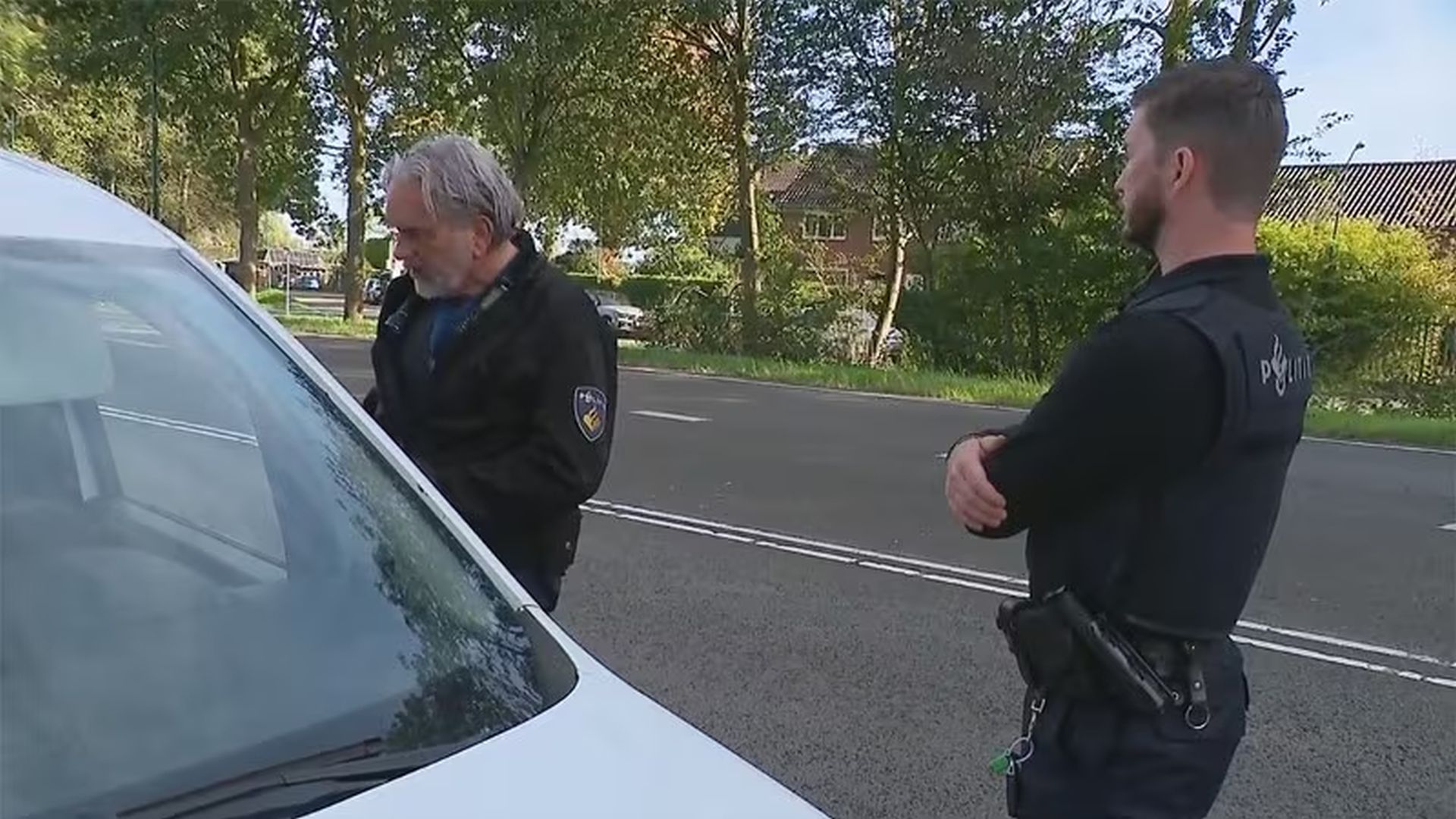 Politie spot vanuit touringcar 106 automobilisten met telefoon in de hand