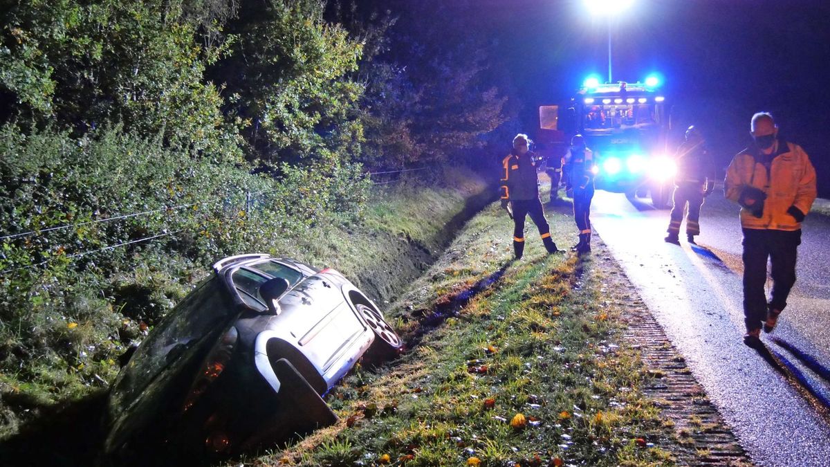 Auto in de greppel bij Nieuw-Balinge, bestuurder spoorloos