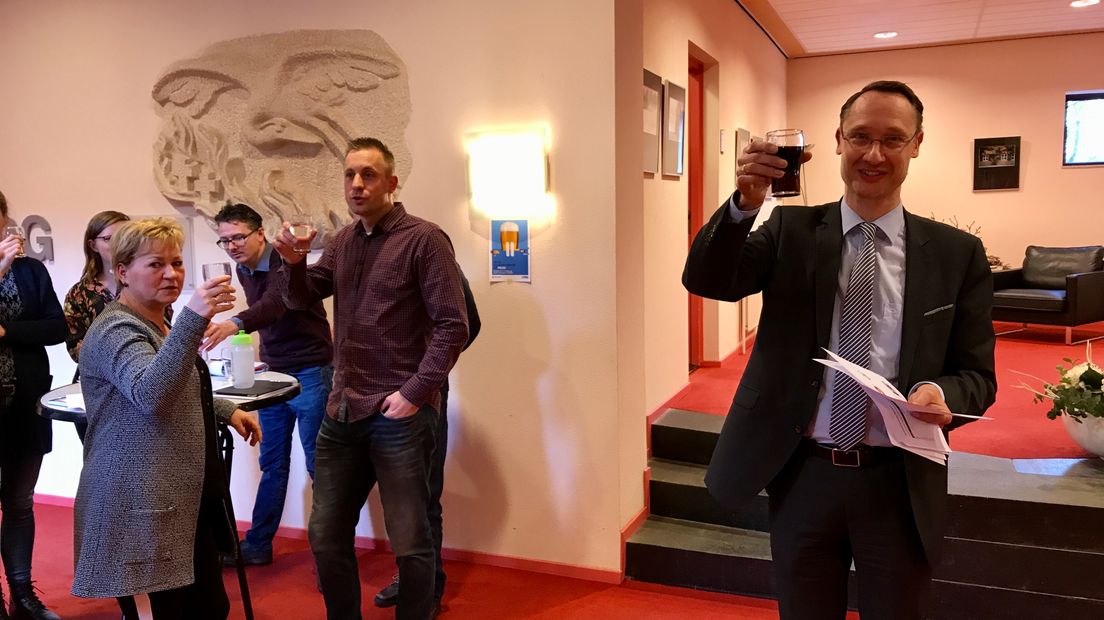 Burgemeester Jan Seton proost 40 dagen met een glaasje cola
(Rechten: Steven Stegen / RTV Drenthe)