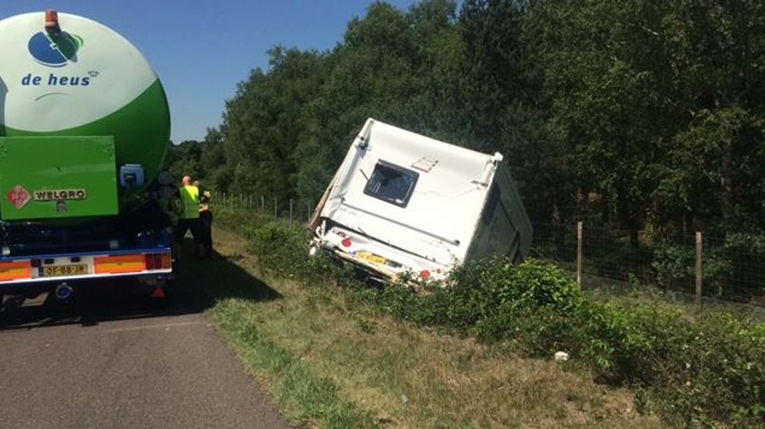 Op de A12 bij Arnhem is maandag ter hoogte van knooppunt Grijsoord een caravan van de weg geduwd. Dat meldt Rijkswaterstaat.