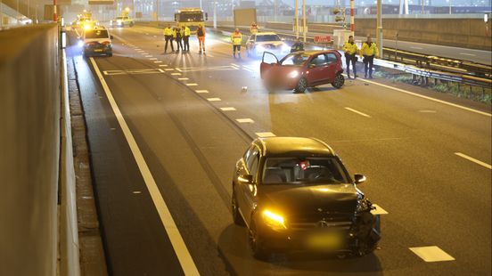 Gewonden bij kop-staartbotsing voor tunnel. Gewonden bij kop-staartbotsing voor tunnel.