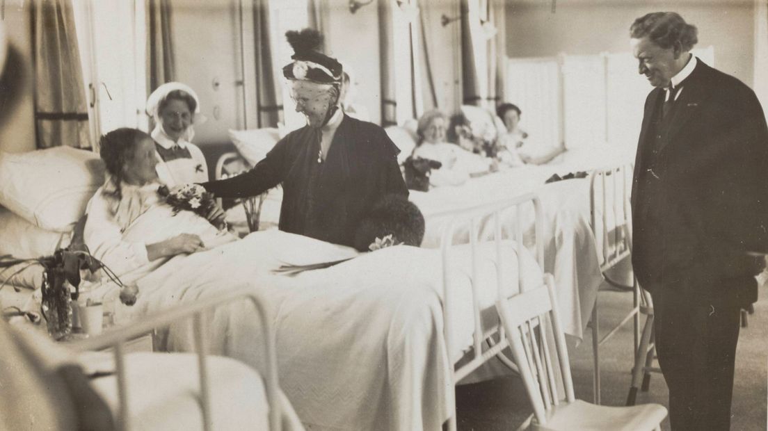 Emma opent het nieuwe ziekenhuis in Scheveningen in 1925