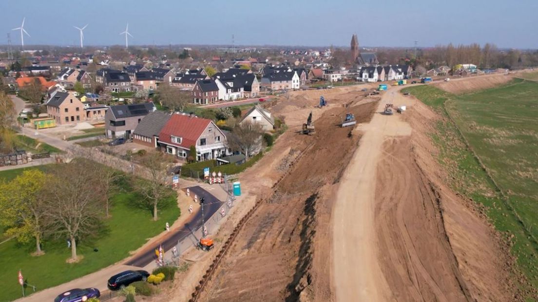 De voorbereidende werkzaamheden voor de dijkverbetering zijn inmiddels begonnen.