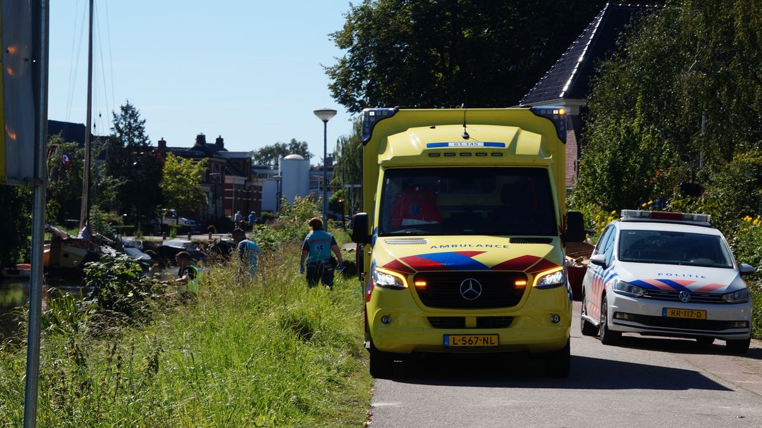 Hulpverleners begeleiden de persoon uit het water in Zuidwolde