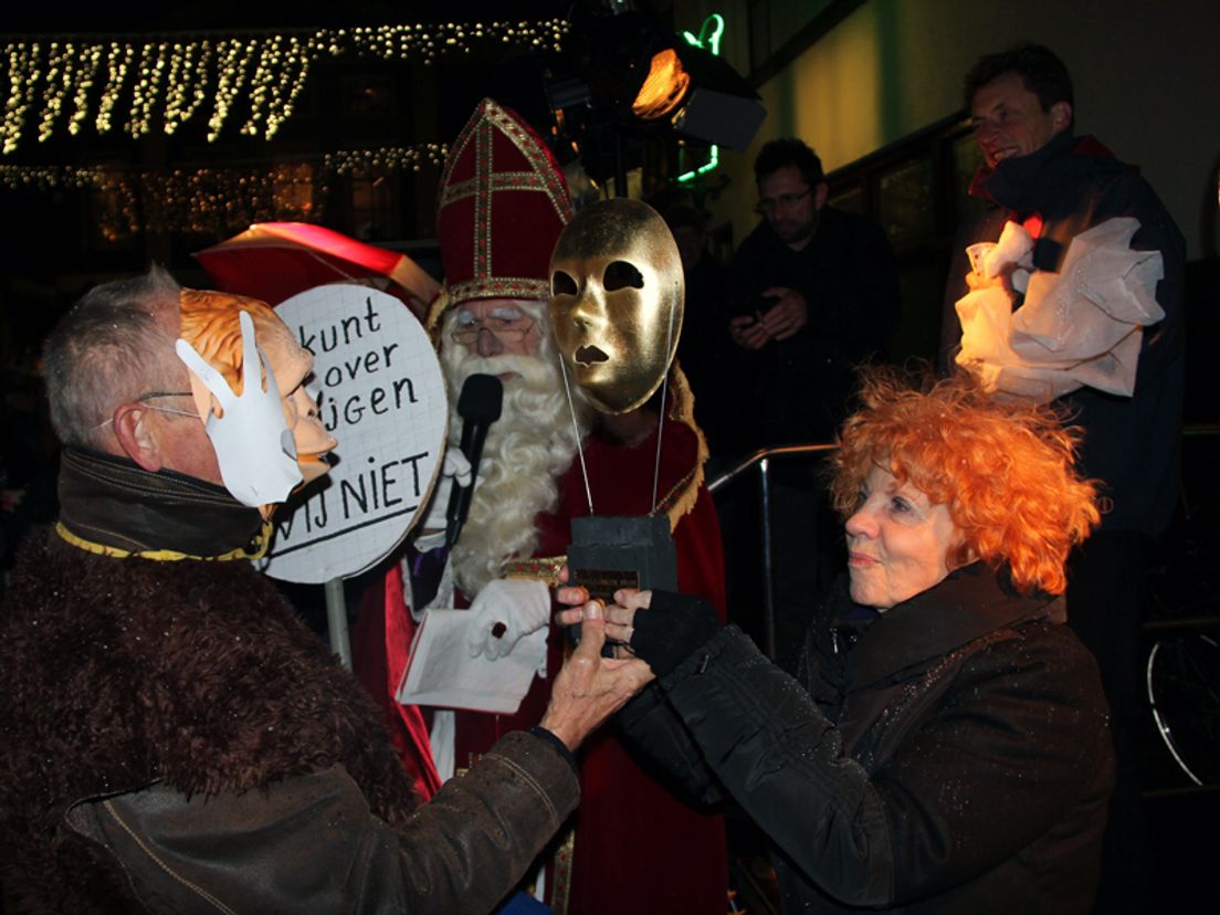 winnaar_ontvangt_Fons_Loebkeprijs_Maskerade_2013