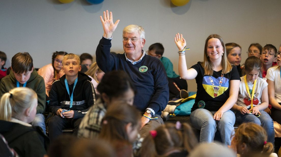 Oekraïense en Nederlandse kinderen gingen in Madurodam met elkaar in gesprek. Burgemeester Van Zanen was er ook bij