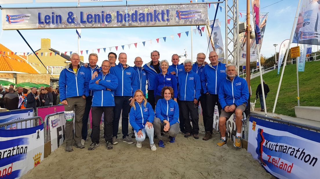 Vrijwilligers Kustmarathon gaan op de foto met Lein Lievense