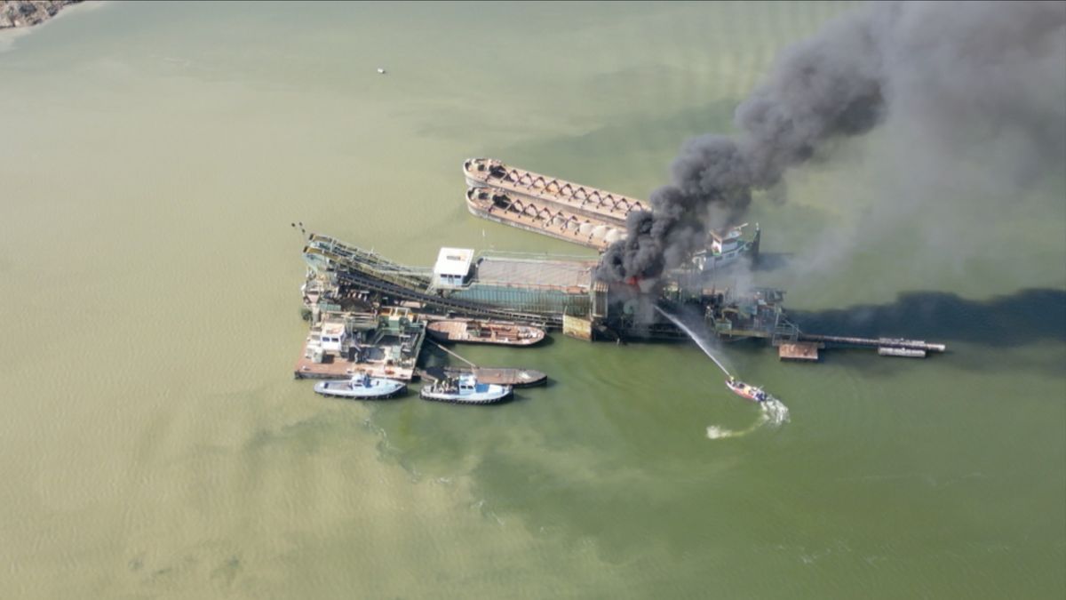 Brand op baggerschip in Linne: hulpdiensten bezig met nablussen