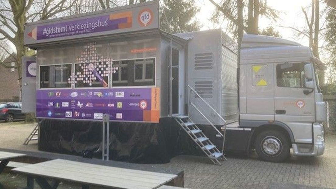 Verkiezingsbus rijdt de provincie door