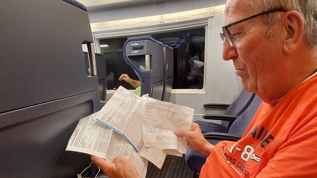 Herman Spier controleert de reisplanning in de trein