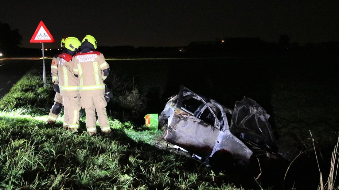 Auto belandt in sloot en vliegt in brand, bestuurder gewond