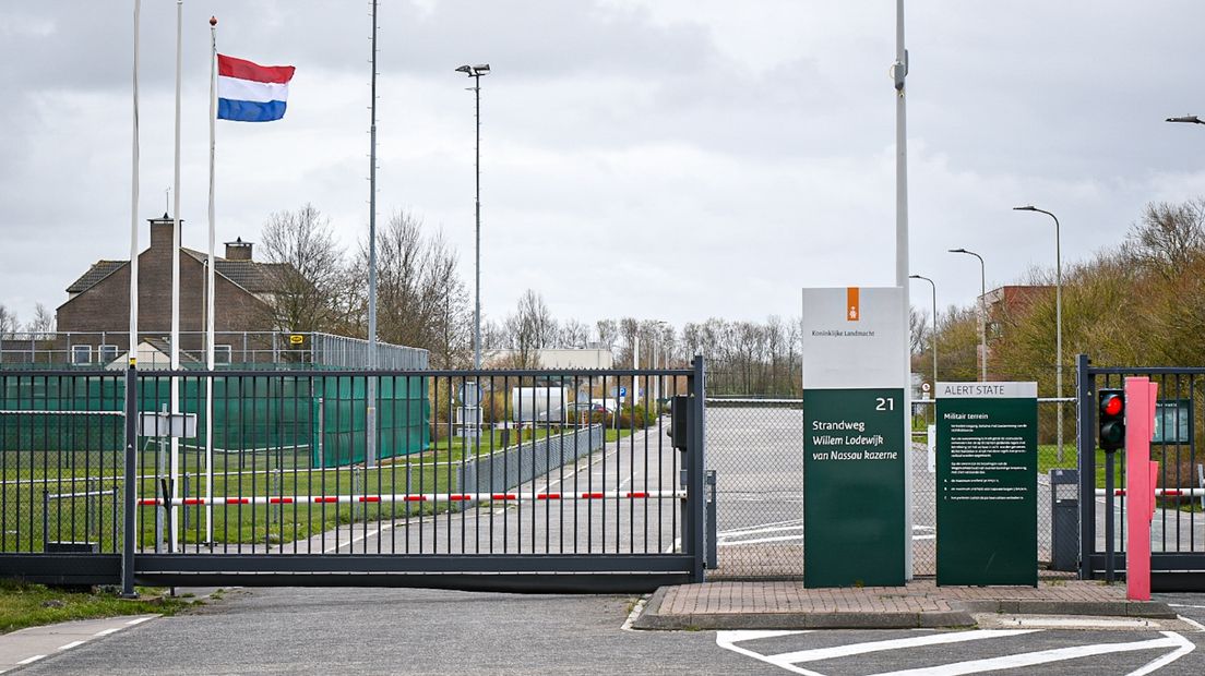 De Willem Lodewijk van Nassaukazerne in Zoutkamp. De nieuwe opvang komt er tegenover.