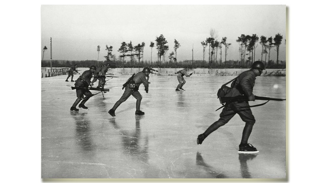 Een van de 50 iconische foto's: Nederlandse soldaten schaatsen over een geïnundeerd gebied bij Leusden, 11 januari 1940.