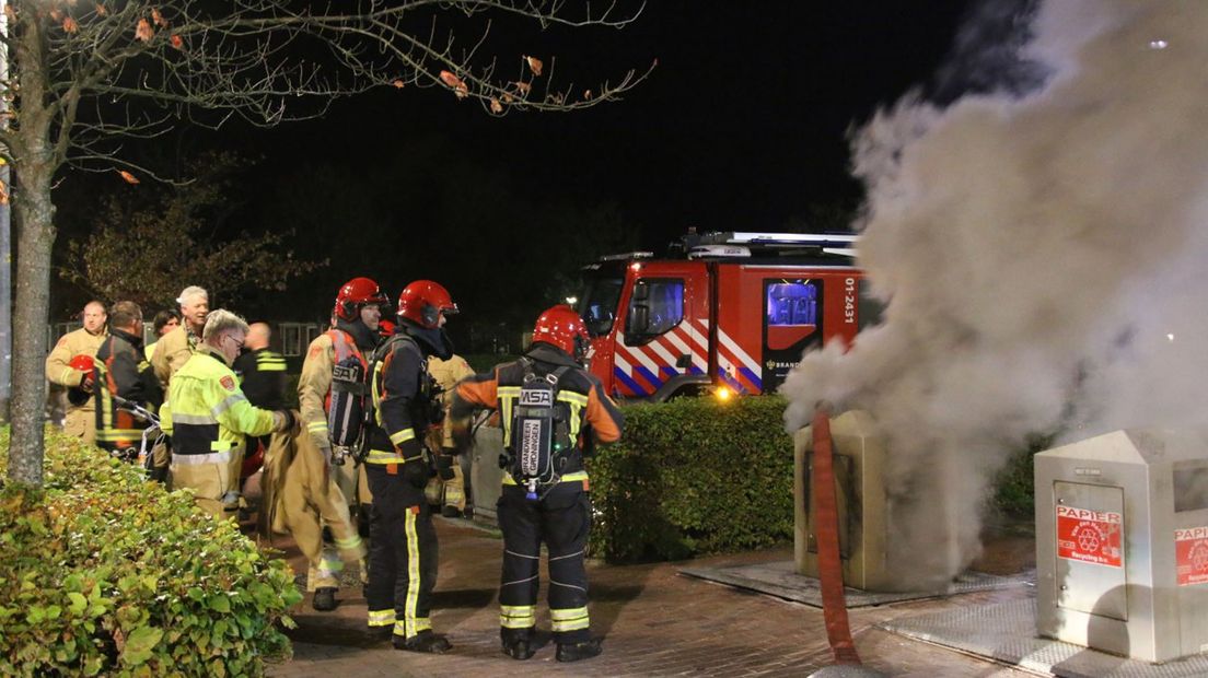 Een van de brandende containers in Oude Pekela