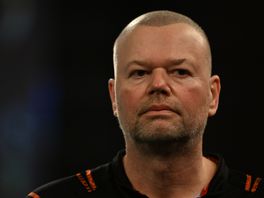 Barney uitgeschakeld op WK darts, overklast door Engels talent