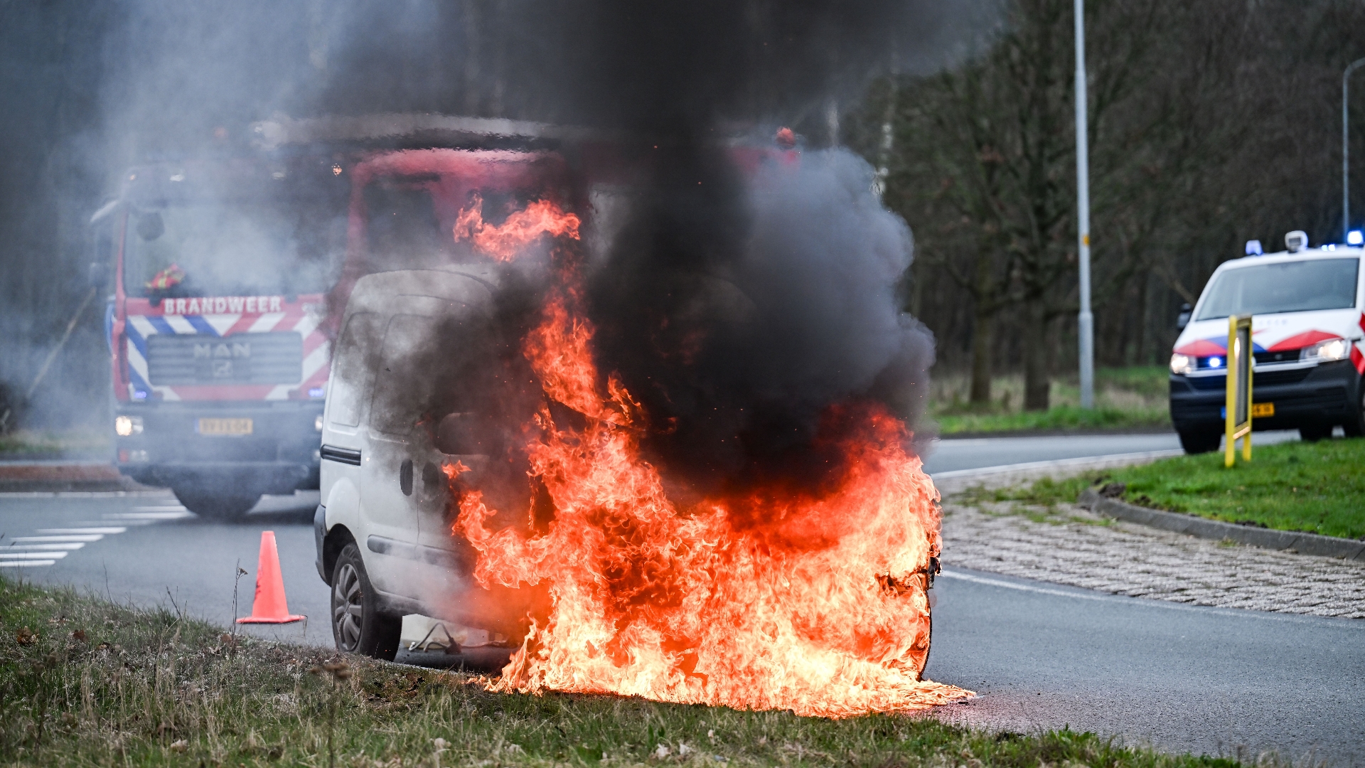 112-nieuws dinsdag 5 maart: Autobrand op A7 • Auto's op de kant in Stadskanaal en Beerta