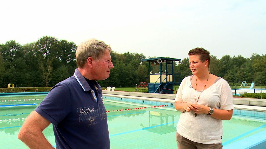 Marijn Linde uit Zuidwolde (r) krijgt tips van Roel Wiekema uit Ruinen over het beheer van het zwembad